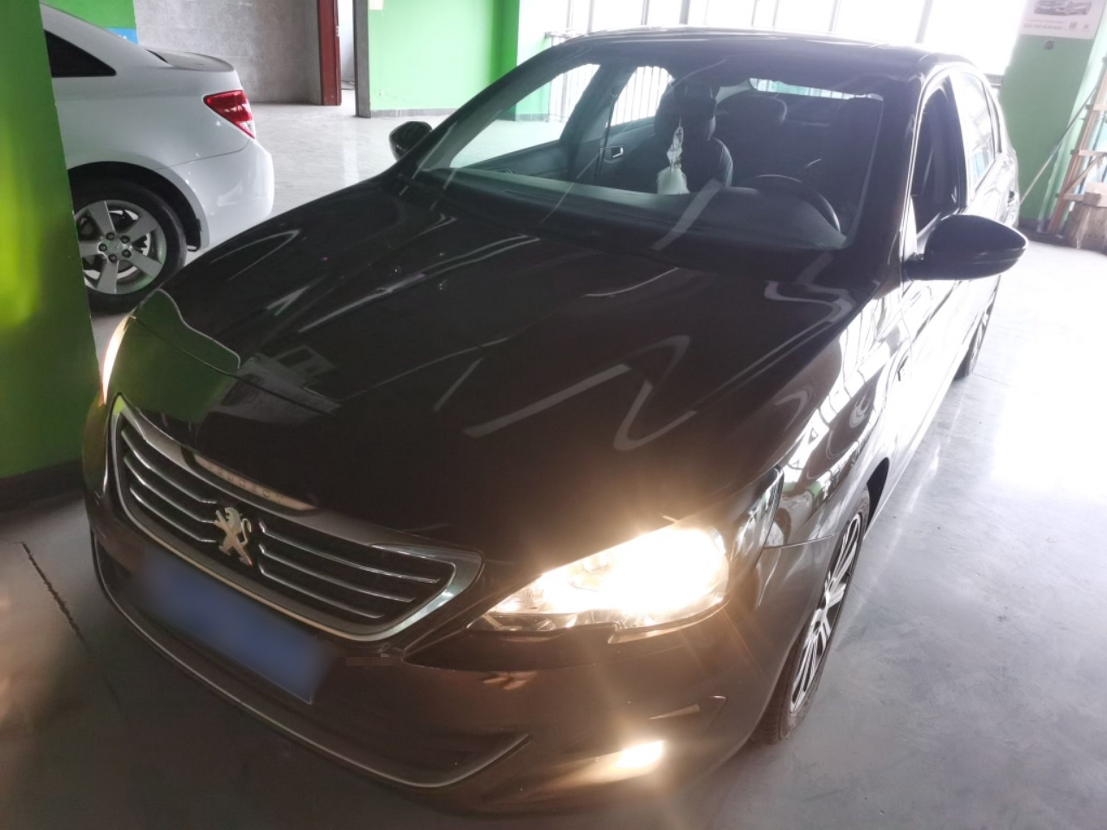 تحت مقدمة السيارة