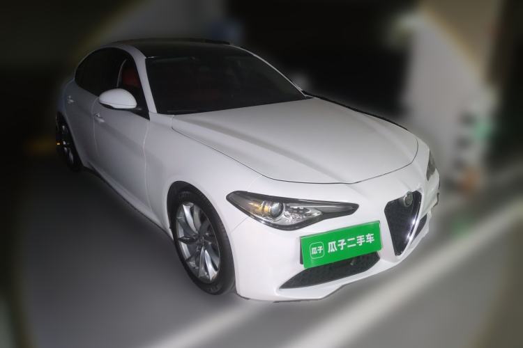 Used Alfa Romeo Giulia 2017 2.0T 200HP Luxury Edition Front Right 45 Deg