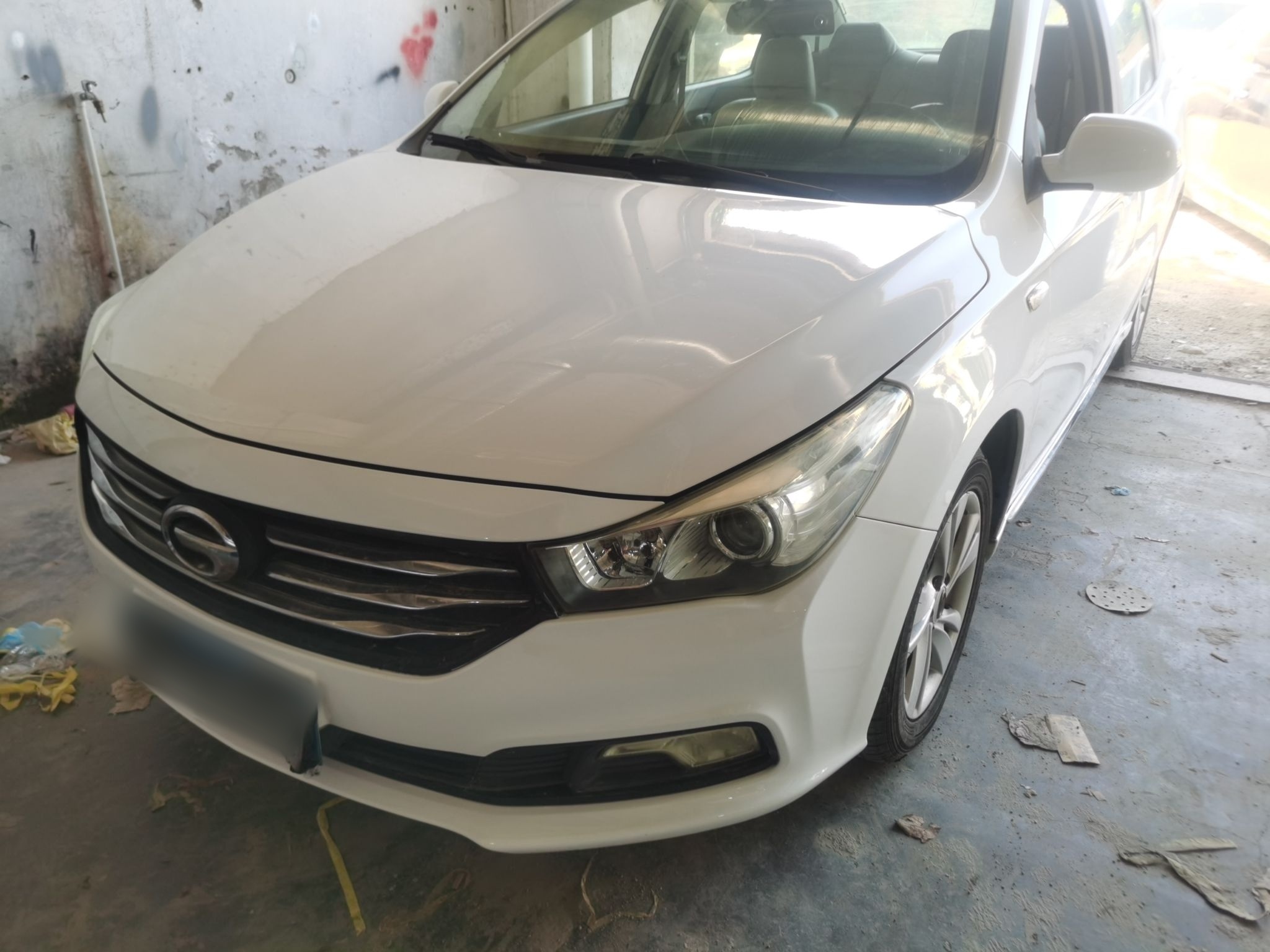 تحت مقدمة السيارة