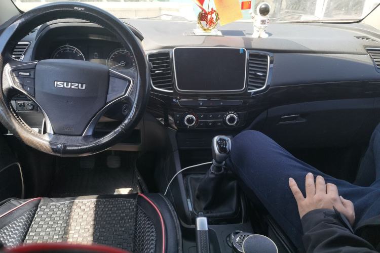 Used Isuzu D-MAX 2020 2.5T 4WD Manual Navigation Version China VI Standard Extended Length JE4D25Q6A Center Console