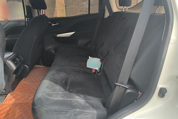 Used Nissan Terra 2018 2.5L Manual Two-Wheel Drive Elite Edition Interior 4