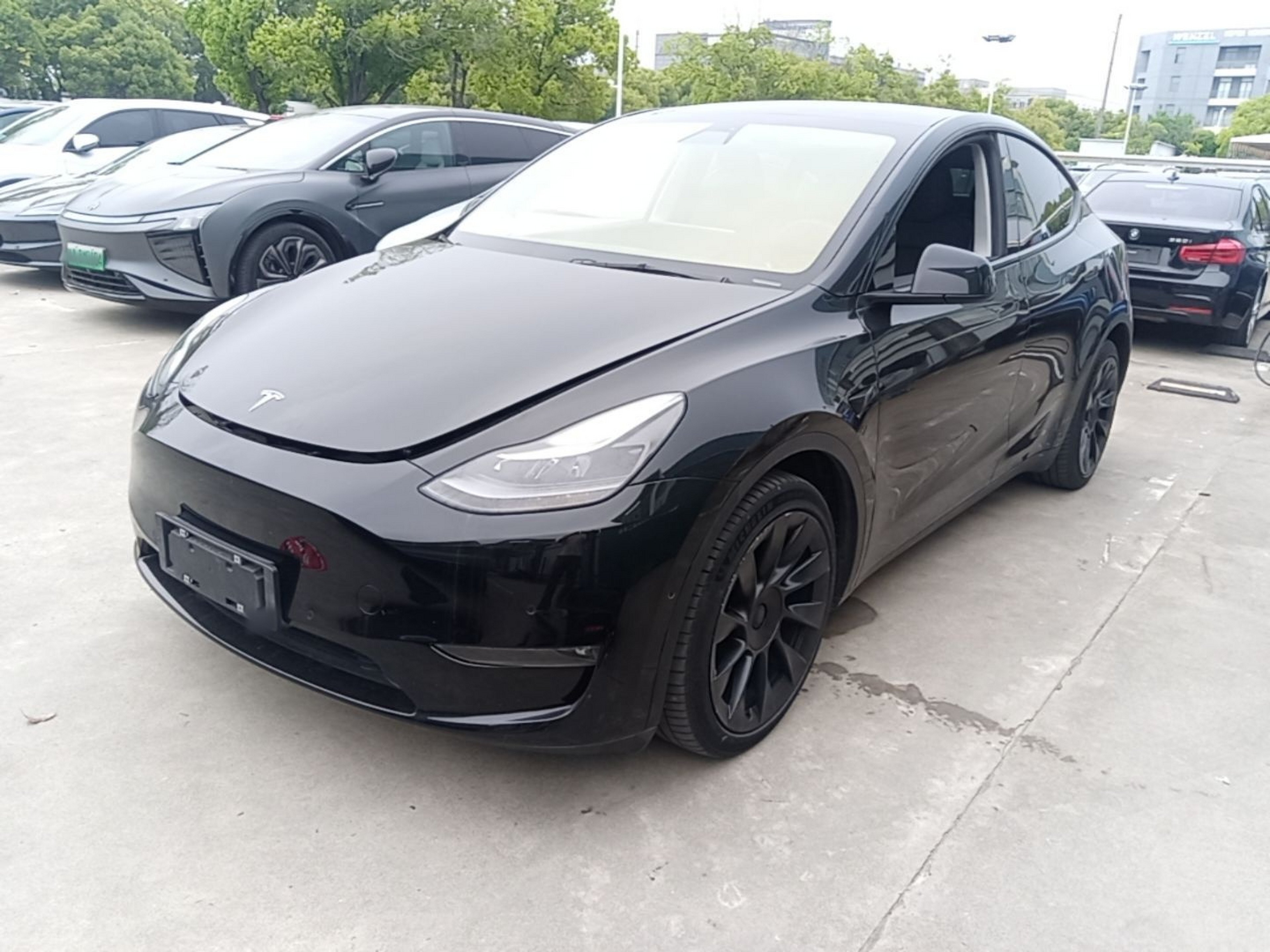 Под передней частью автомобиля