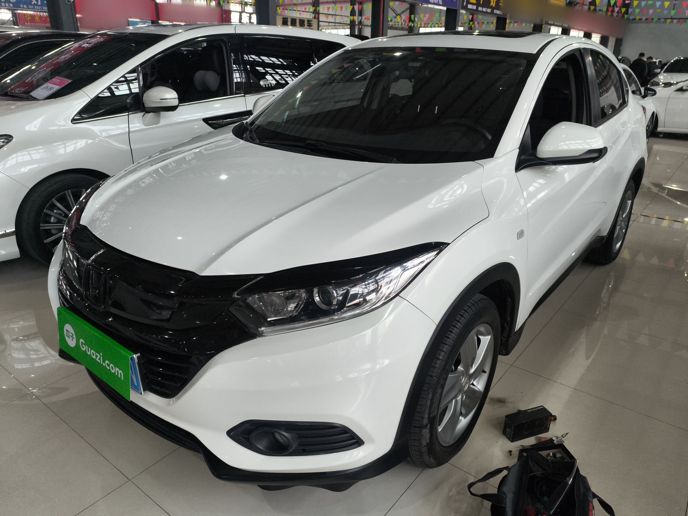 تحت مقدمة السيارة