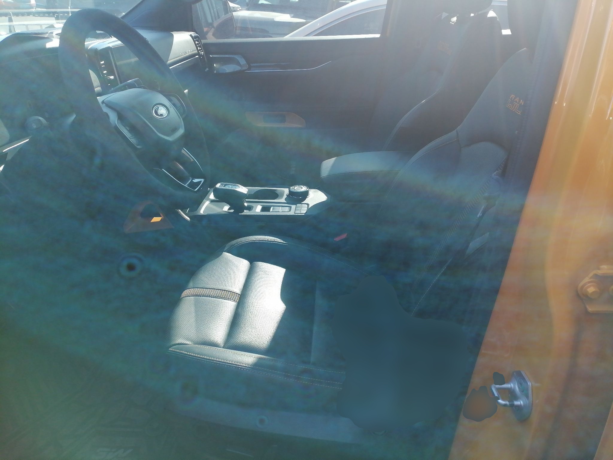 المقاعد الأمامية داخل السيارة