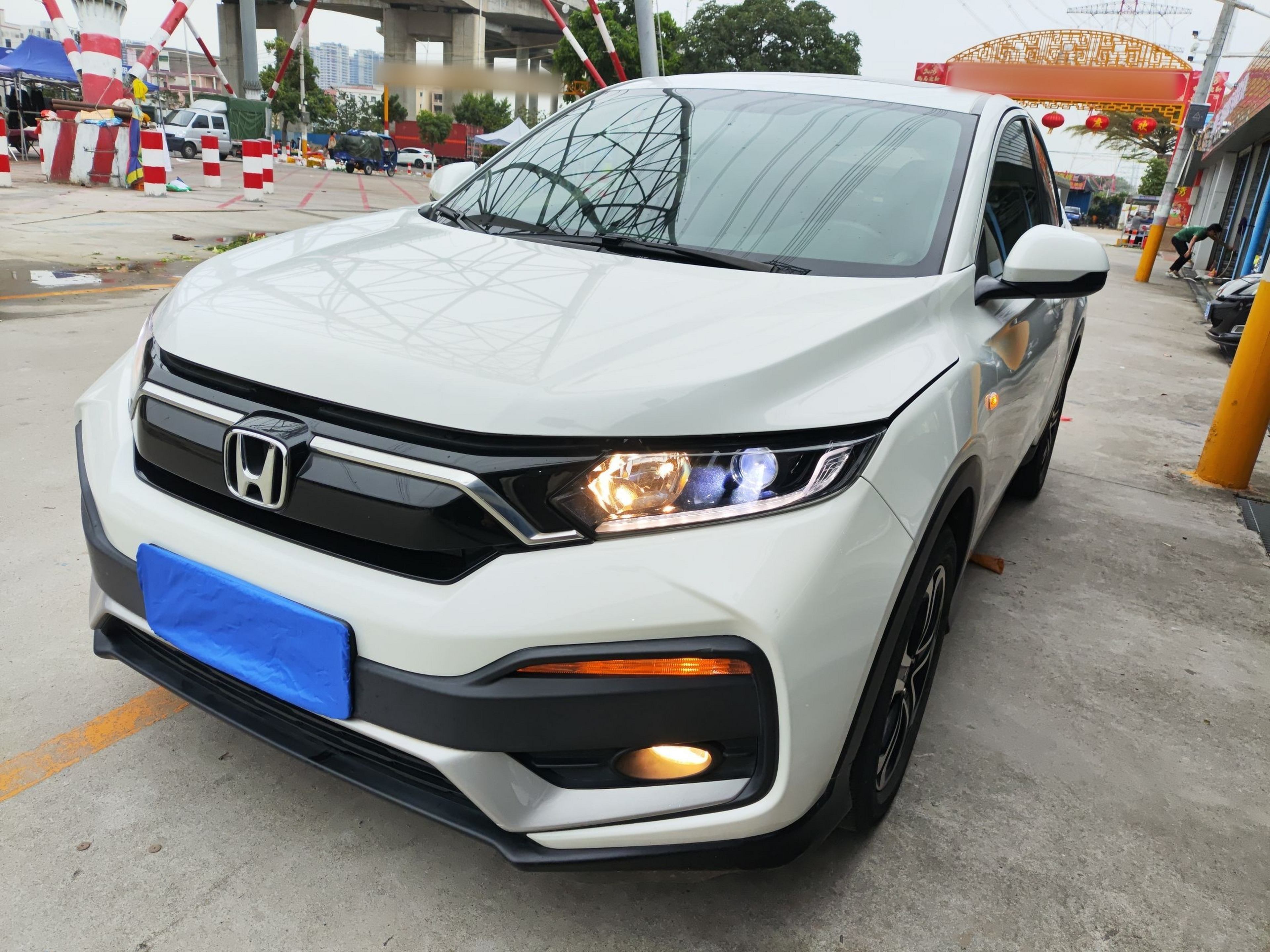 تحت مقدمة السيارة