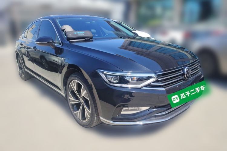 Used Volkswagen Magotan 2021 330TSI DSG 30th Anniversary Edition Front Right 45 Deg