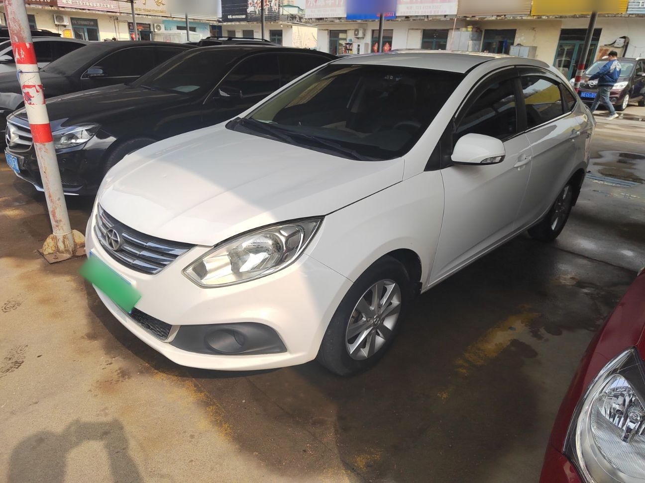 تحت مقدمة السيارة