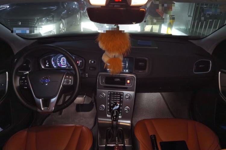 Used Volvo V60 2015 T5 Zhiya Edition Center Console