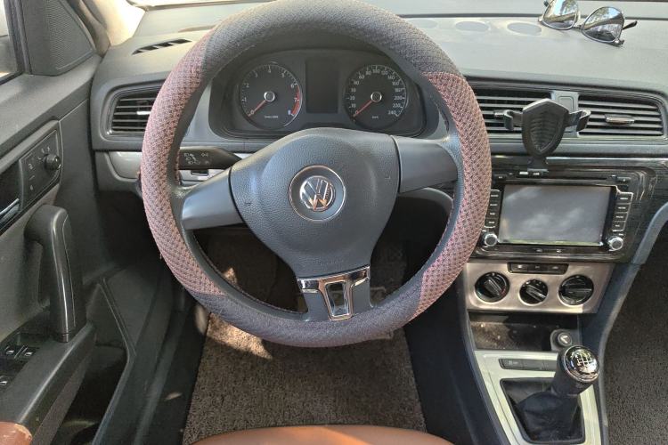 Used Volkswagen Gran Lavida 2013 1.6L Manual Fashion Model