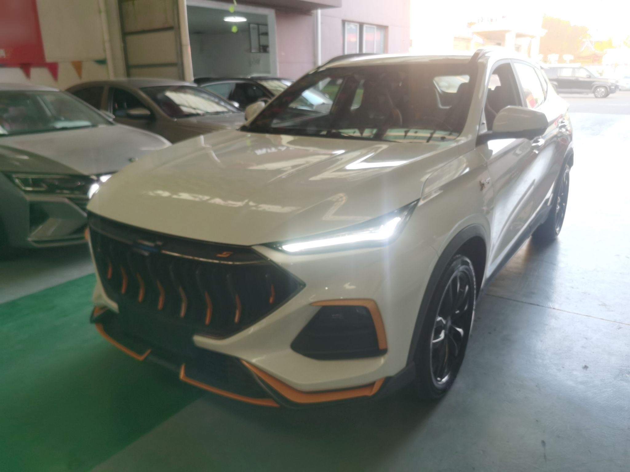 تحت مقدمة السيارة