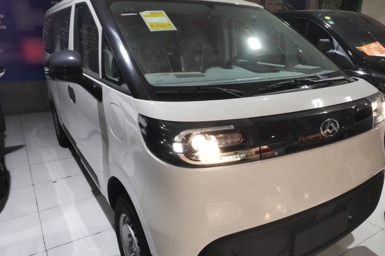 Used SAIC MAXUS Dana V1 2024 V1 Short Wheelbase Low-Roof Multi-Function Version (51 kWh)
