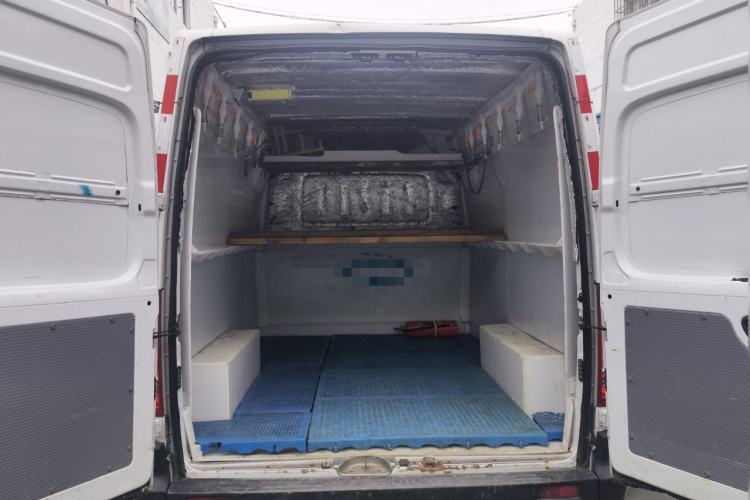 Used SAIC MAXUS Xintu V80 2020 2.5T Manual Classic City Delivery King Short Wheelbase Mid-Roof Design 2/3 Seats