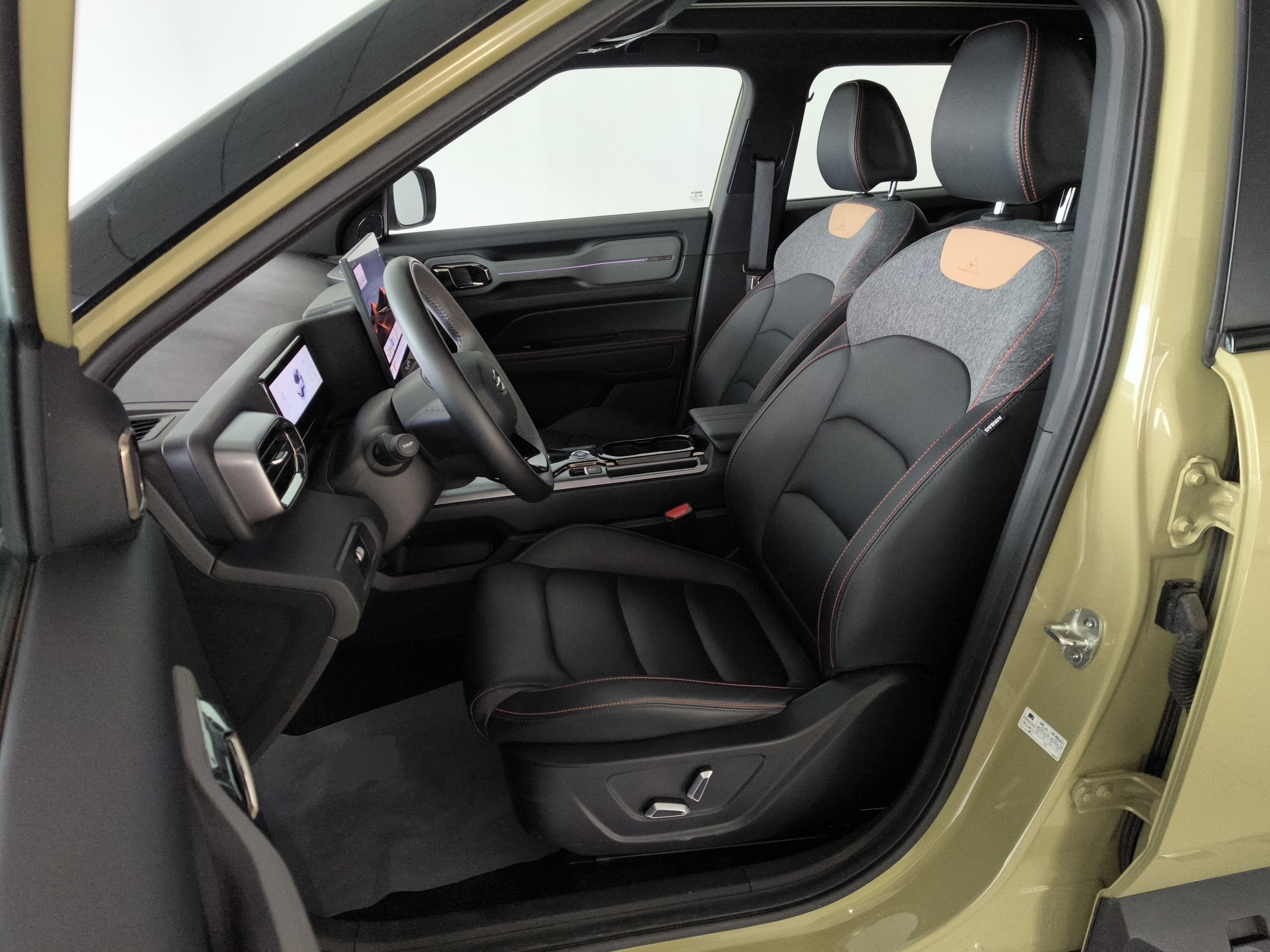 المقاعد الأمامية داخل السيارة