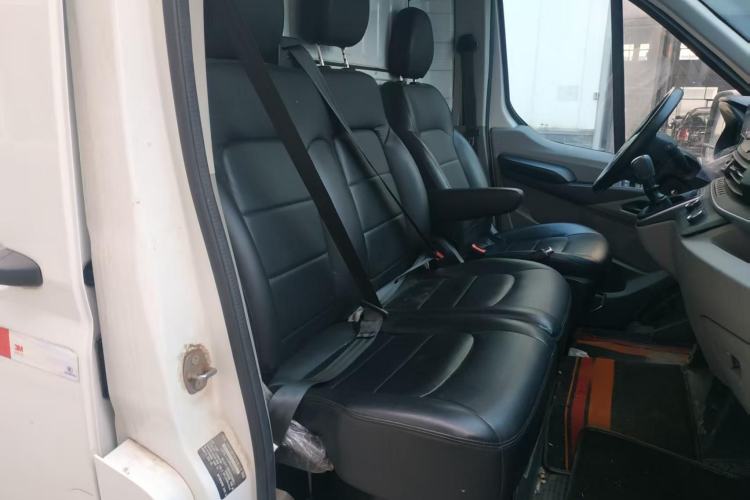 Used SAIC MAXUS Xintu V90 2022 2.0T Manual VAN Rear-Drive Extended Wheelbase High Roof with Dual Rear Tires 3-Seater
