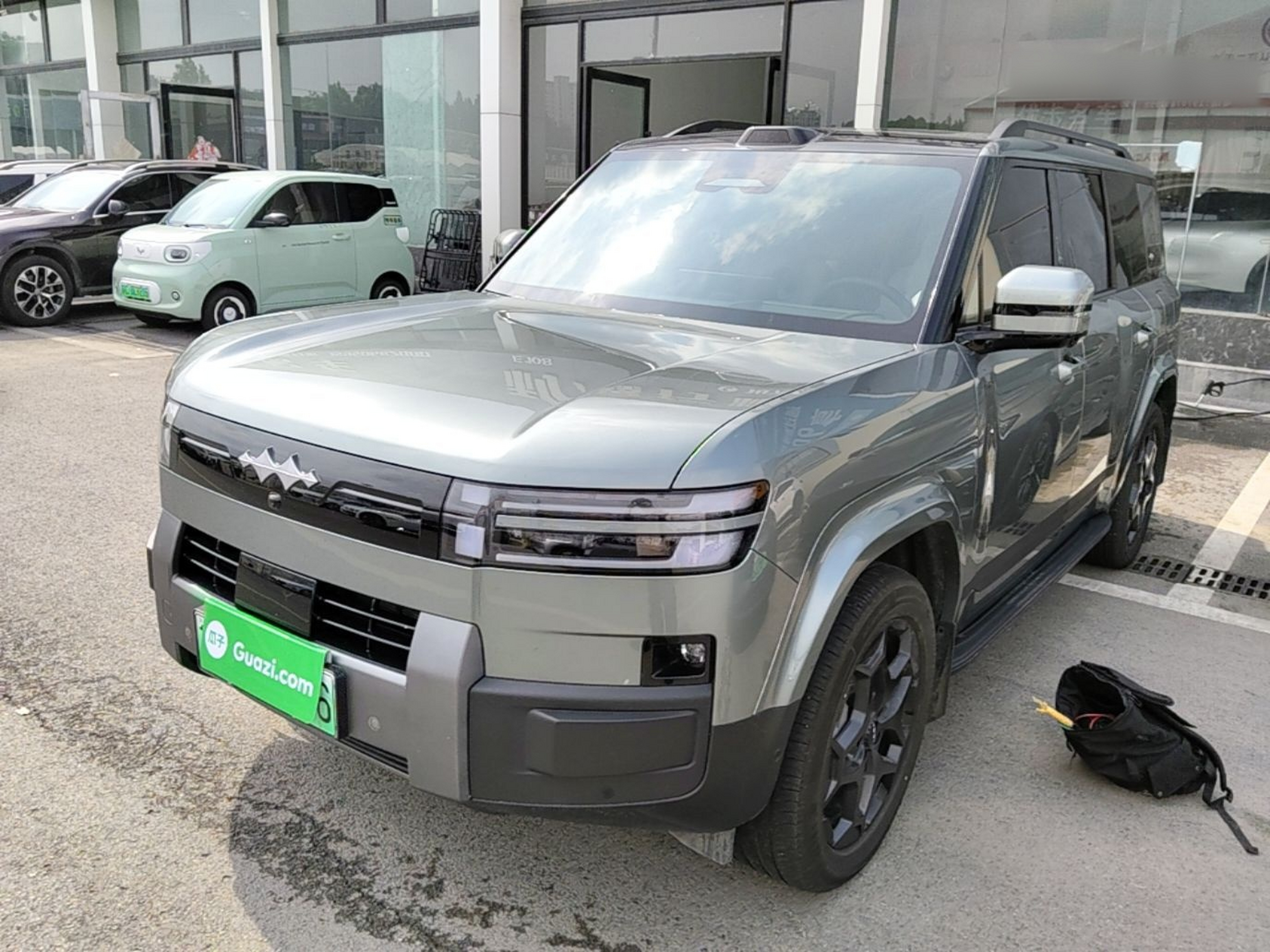 Под передней частью автомобиля