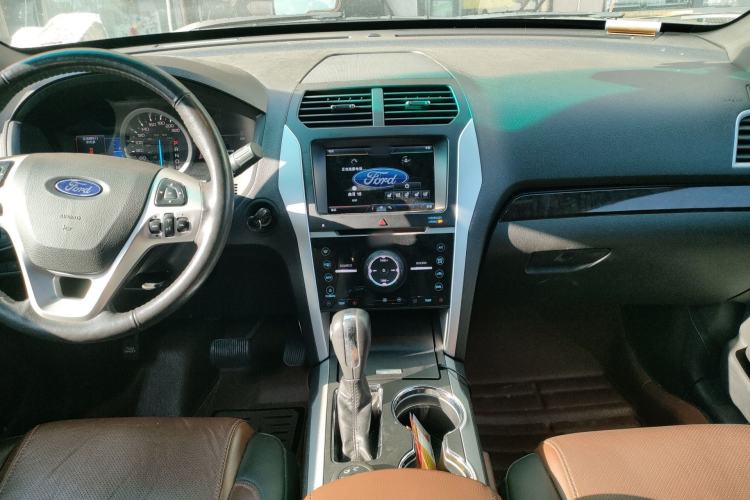 Used Ford Explorer 2013 3.5L Deluxe Model Center Console