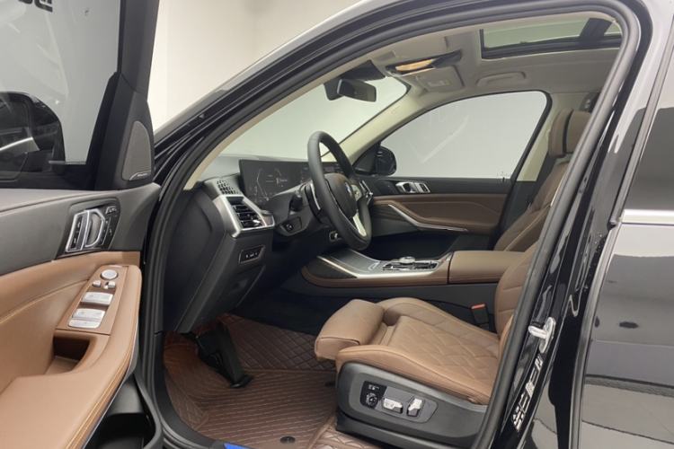 Used BMW X7 2024 xDrive40i Luxury Package – Leading Model Left Front Seat