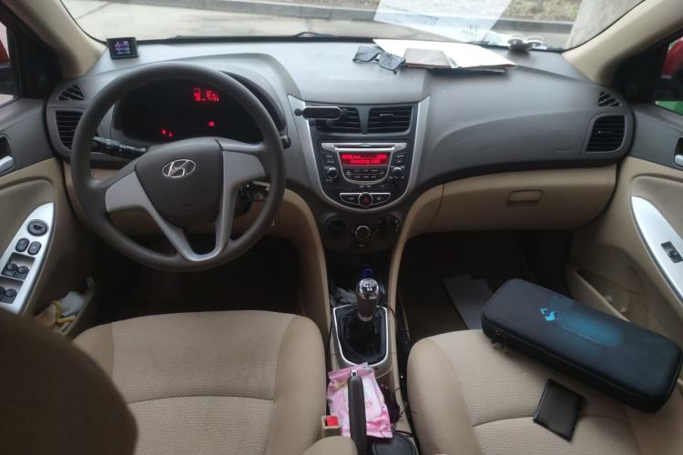 Used Hyundai Verna (older generation) 2011 Hatchback 1.4L Manual Comfort Model GS Center Console