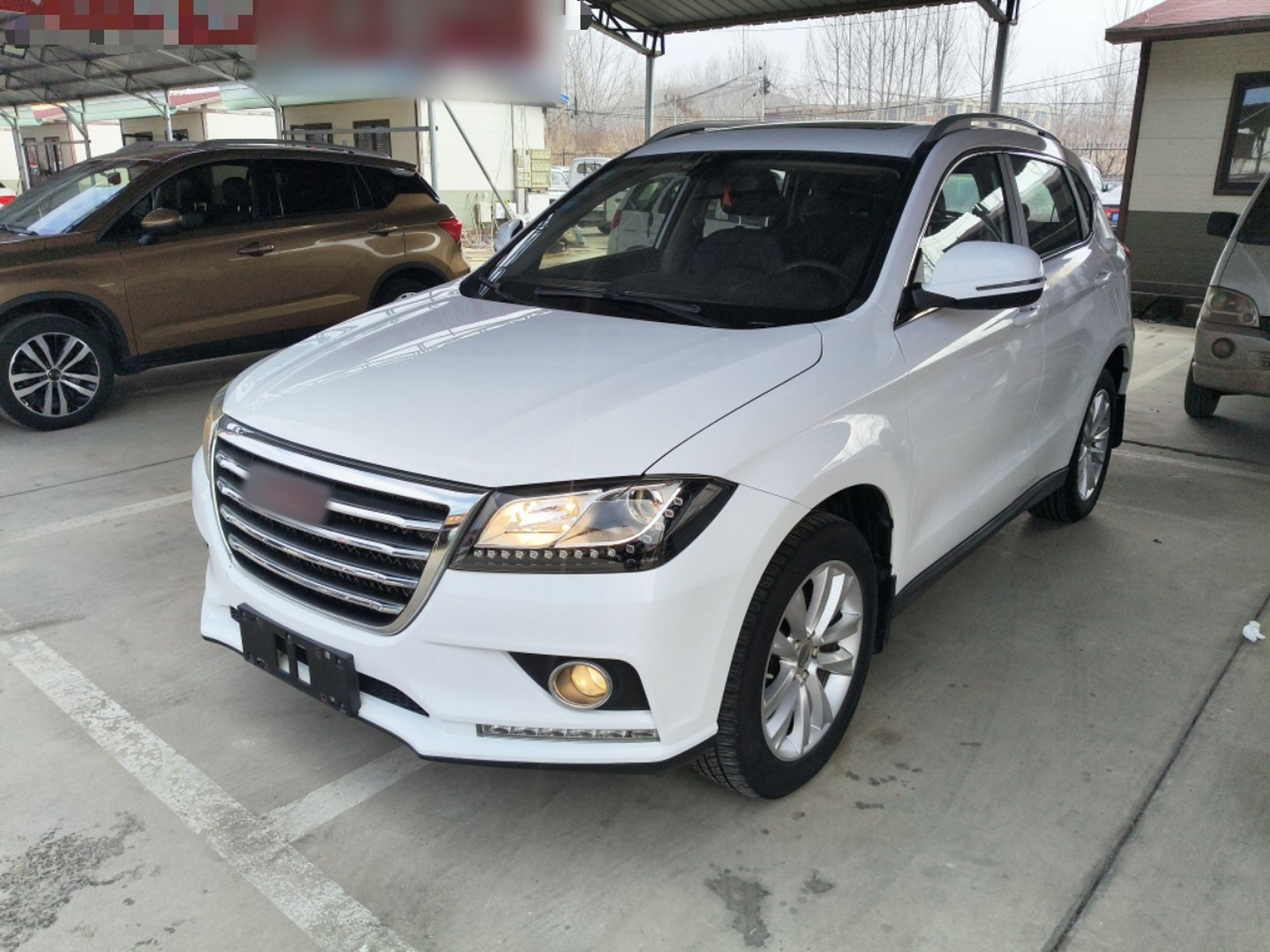 Под передней частью автомобиля