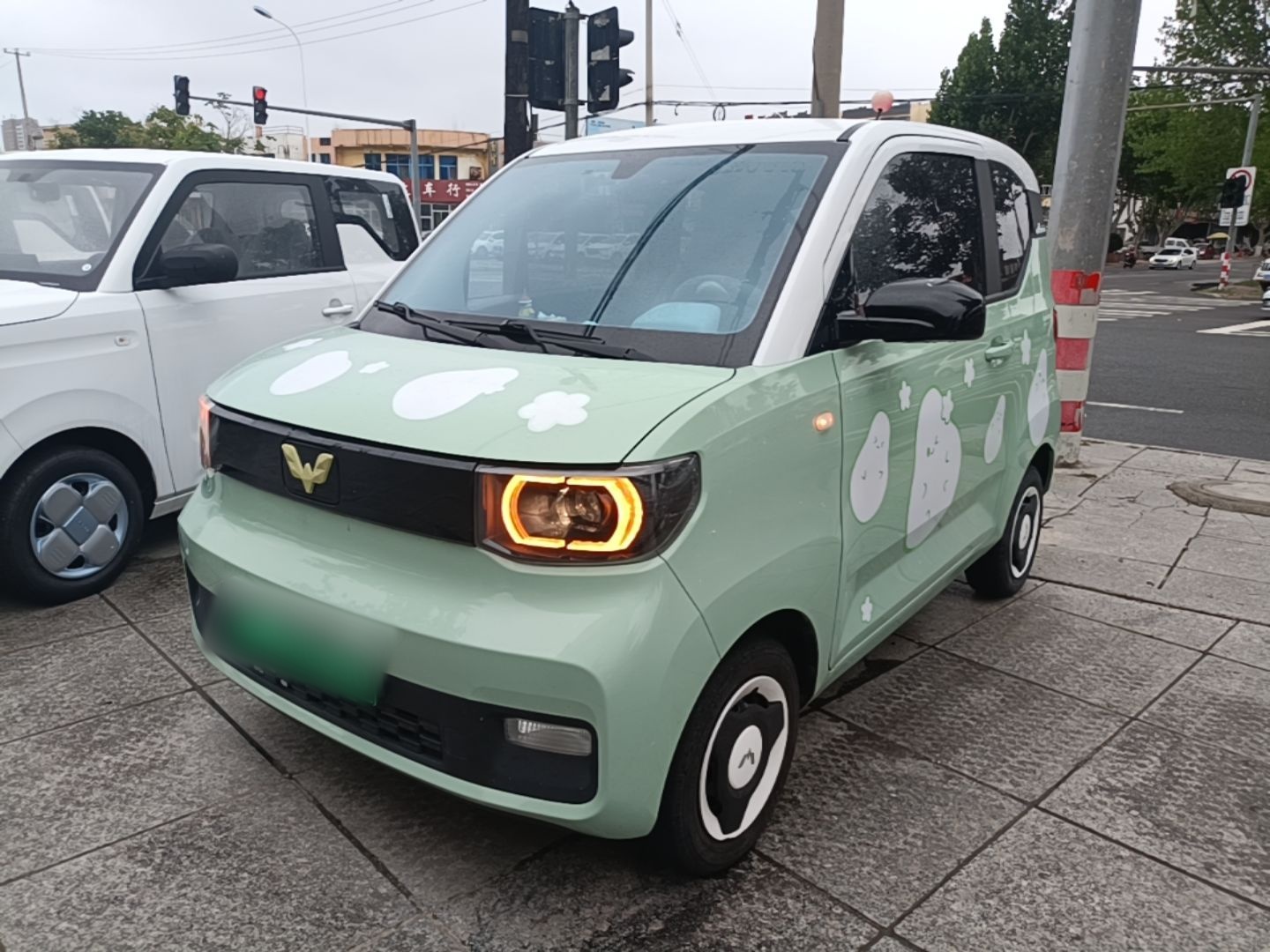 Под передней частью автомобиля