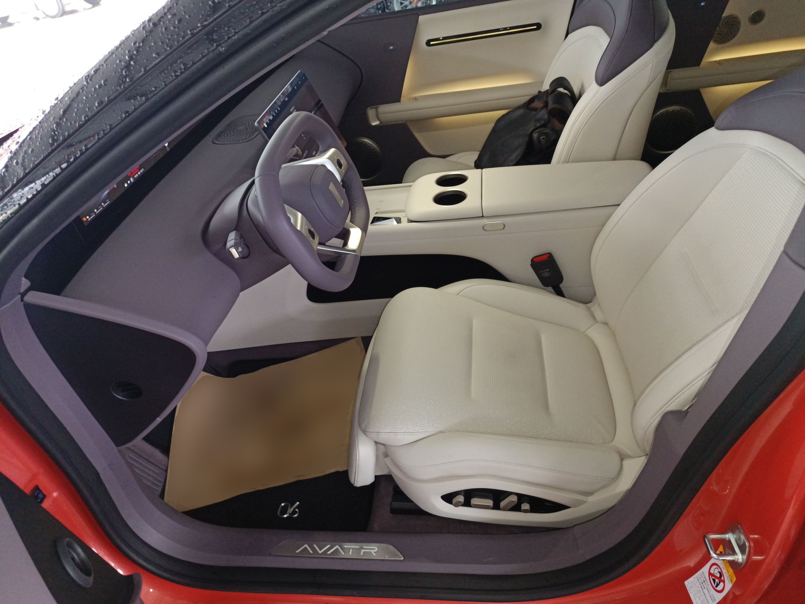 المقاعد الأمامية داخل السيارة