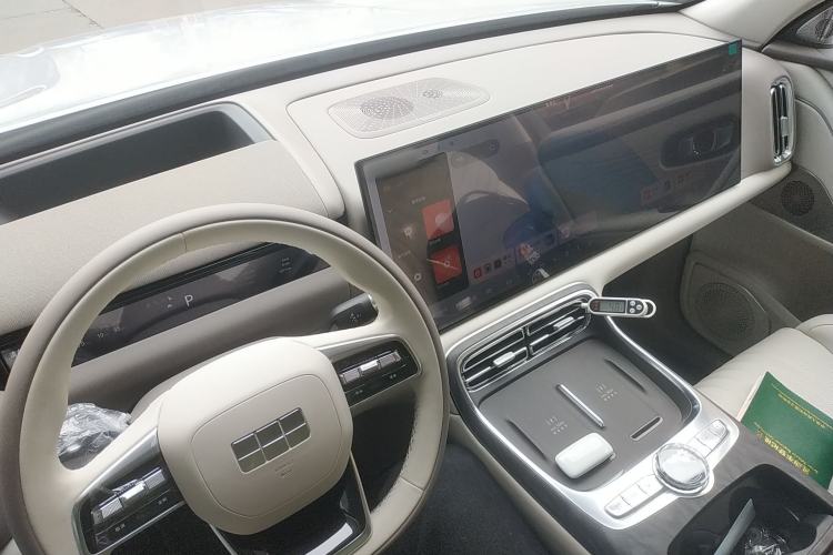 Used Geely Galaxy M9 2025 Model 210km Four-Wheel-Drive Leading Edition Center Console