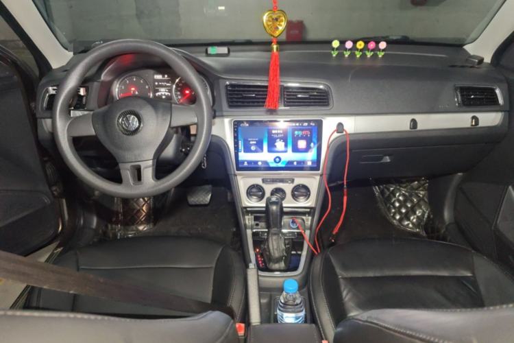 Used Volkswagen Gran Lavida 2013 1.6L Automatic Comfort Model Center Console