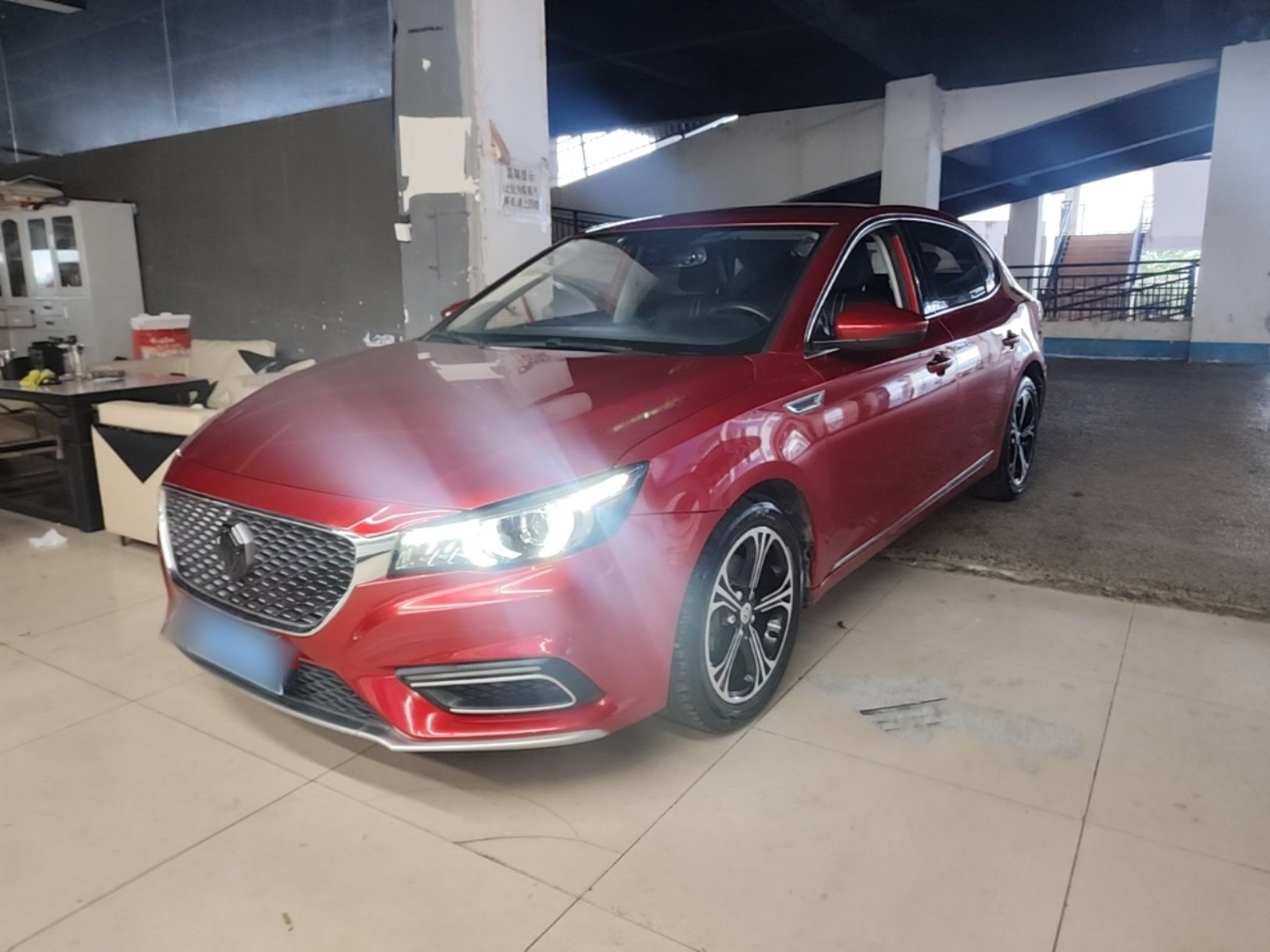Под передней частью автомобиля