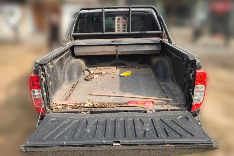 Used Nissan Navara 2019 2.5L Manual Two-Wheel Drive Comfort Version China VI QR25 Trunk