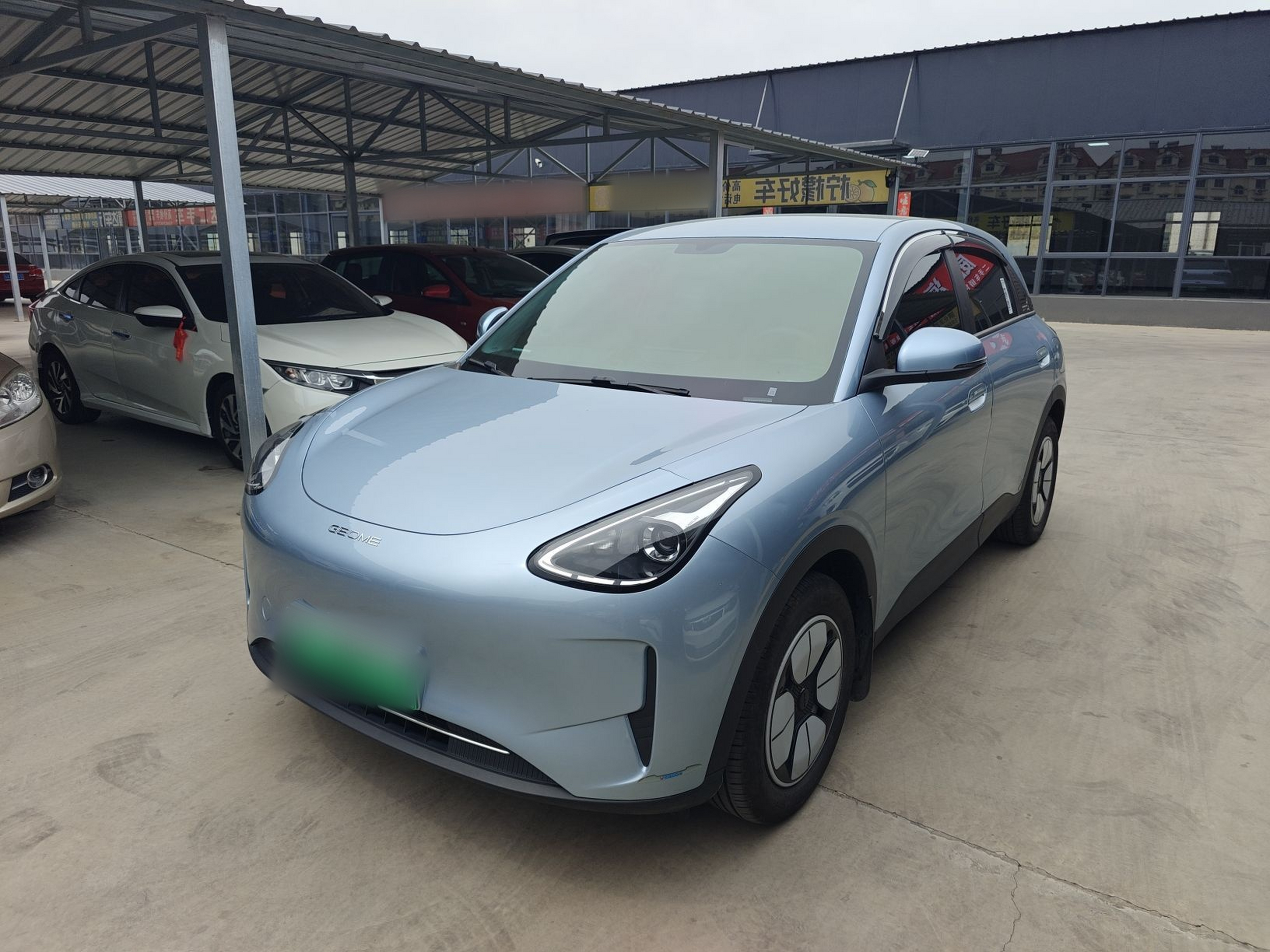 Под передней частью автомобиля