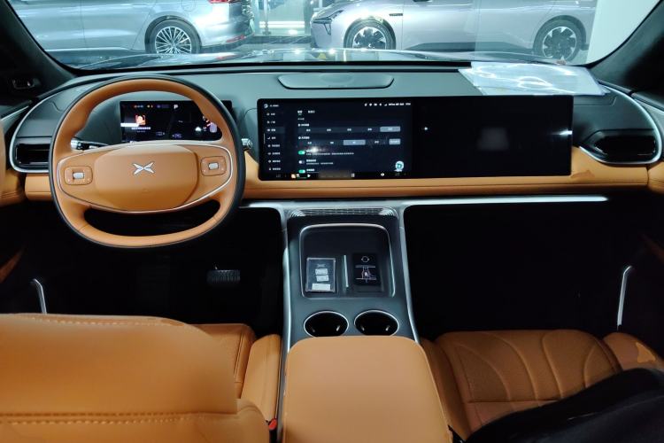 Used XPeng G9 2025 625 Long-Range Max Center Console