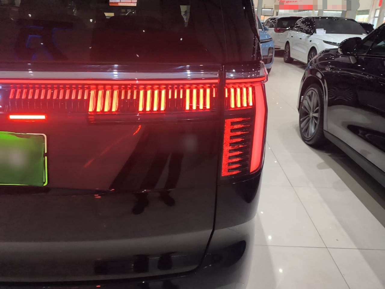 Zeekr 009 2024 7-Seater Walk-Through Version Four-Wheel Drive 108 kWh — снимка 9