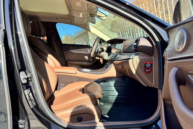 Used Mercedes-Benz E-Class 2019 E 260 L Interior 5