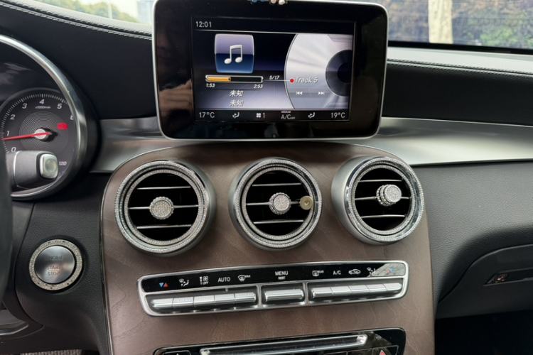 Used Mercedes-Benz GLC 2018 GLC 300 4MATIC Sport Edition Interior 3