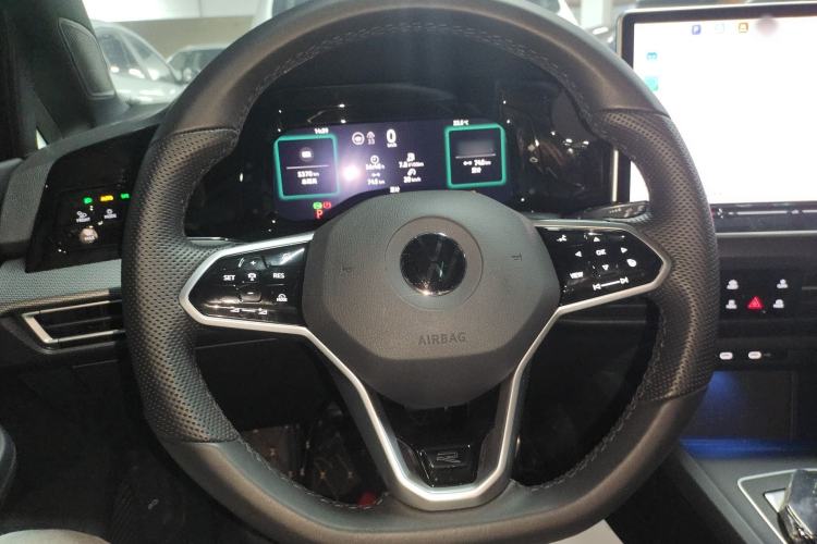 Used Volkswagen Golf 2025 300TSI R-Line
