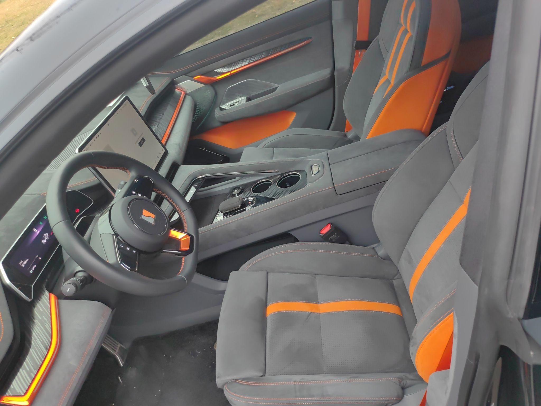 المقاعد الأمامية داخل السيارة