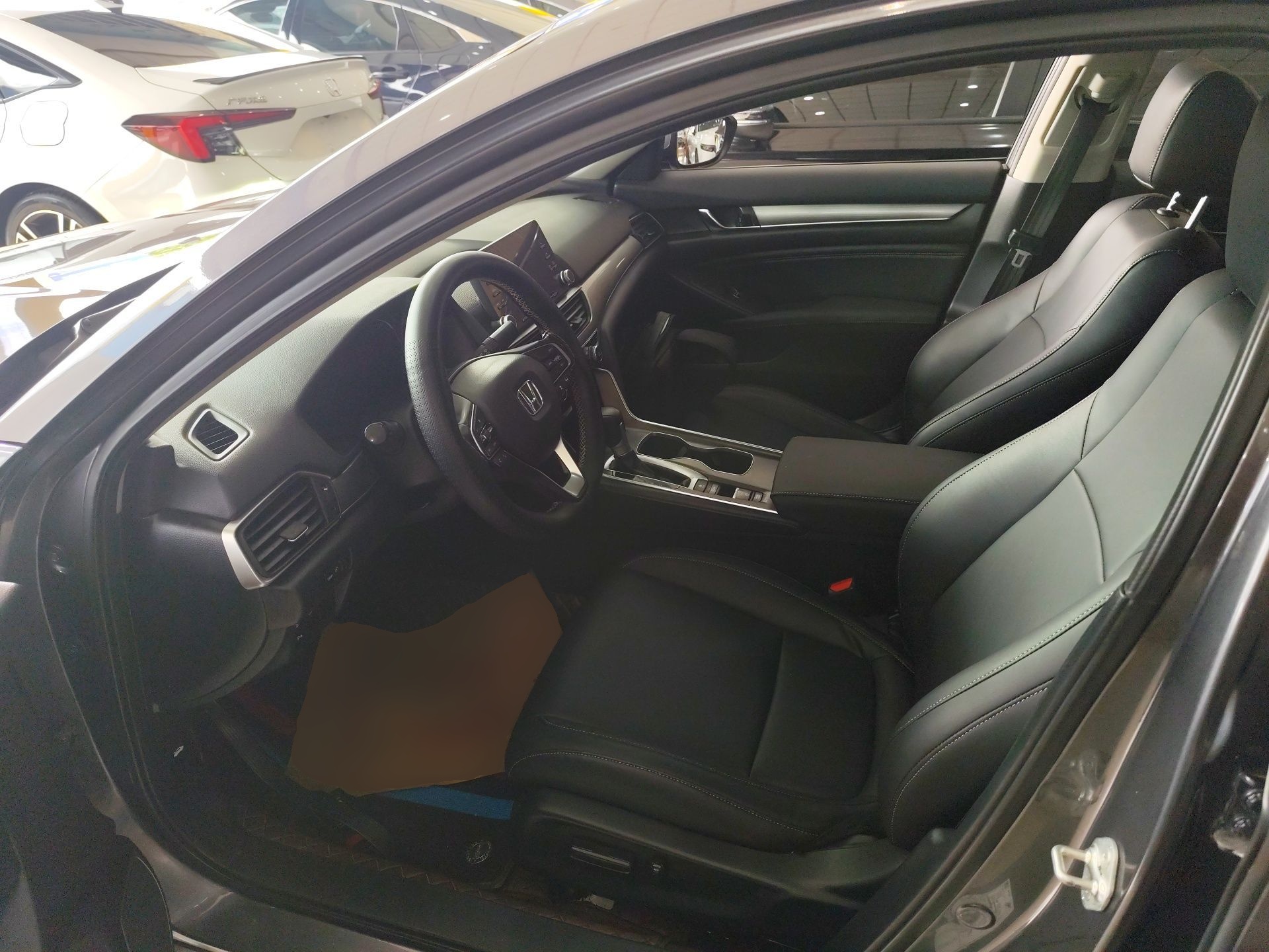 Переднее сиденье в автомобиле