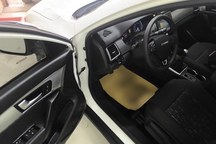 Used Haval H2 2018 Chuanxiang Edition 1.5T Manual Two-Wheel Drive Fashion Model China V Standard Driver Seat