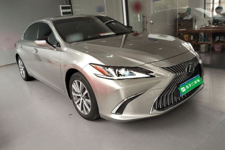 Used Lexus ES 2020 300h Premier Edition
