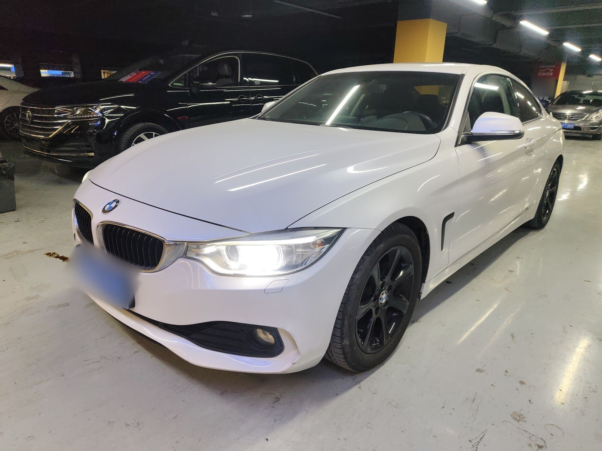 Под передней частью автомобиля