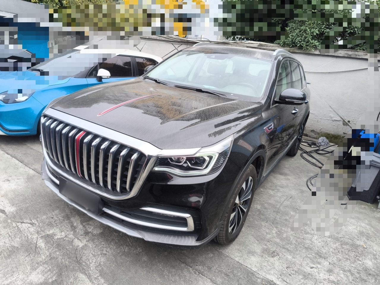 تحت مقدمة السيارة