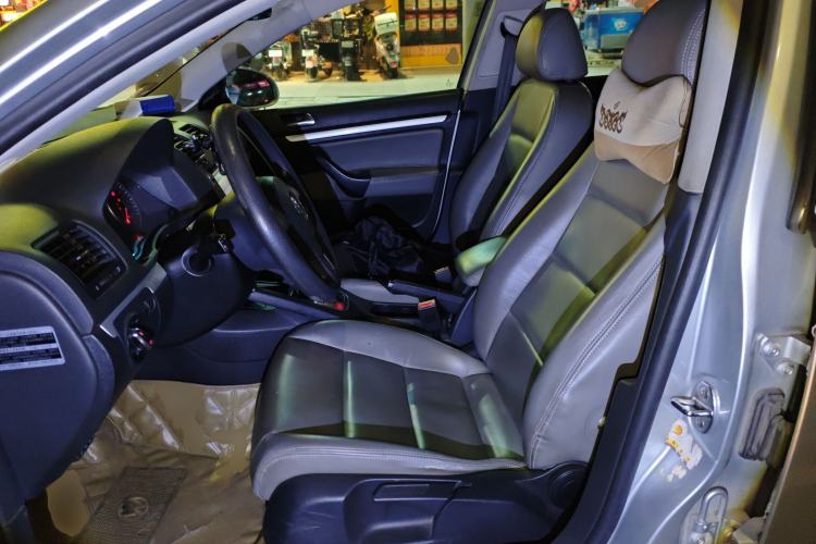 Used Volkswagen Sagitar 2011 1.4 TSI Automatic Tech Model Left Front Seat