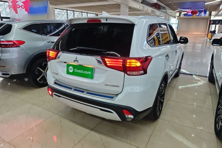 Used Mitsubishi Outlander 2019 2.0L Two-Wheel Drive Comfort Edition 7-Seater China VI Standard
