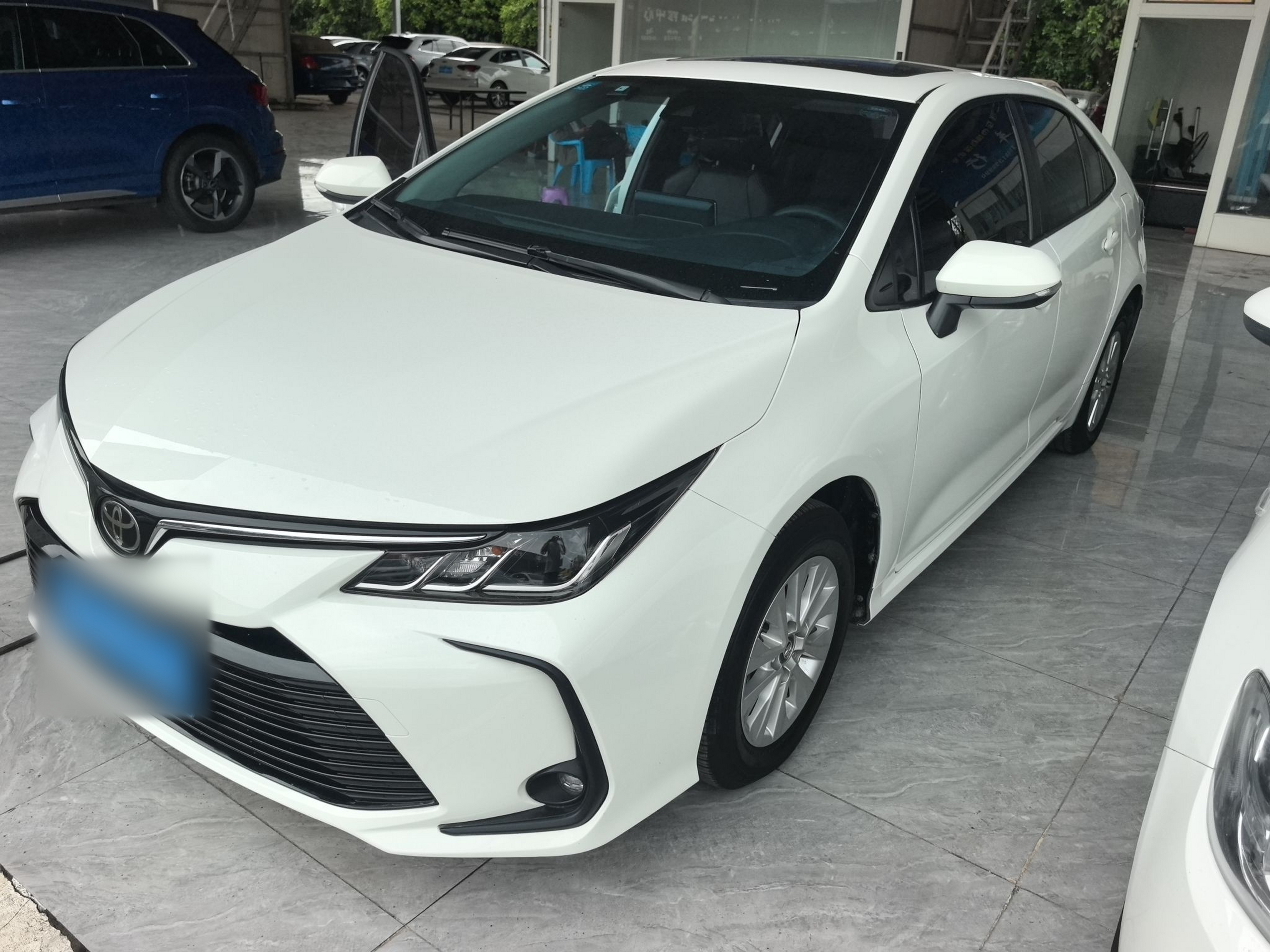 Под передней частью автомобиля