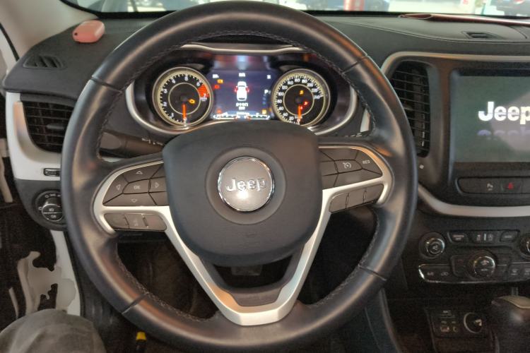 Used Jeep Cherokee 2020 2.0L Two-Wheel Drive Classic Sports Edition Steering Wheel