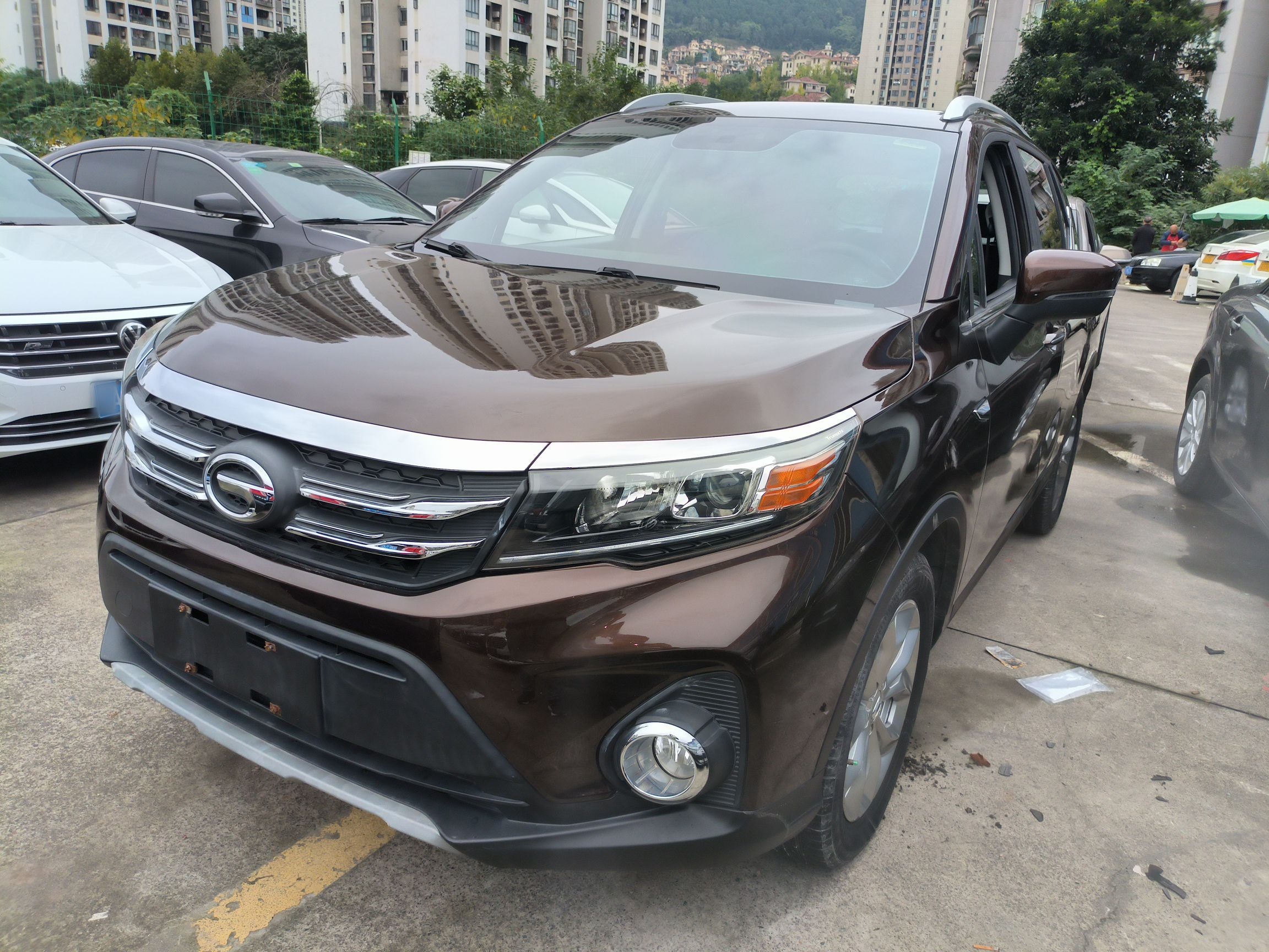 تحت مقدمة السيارة