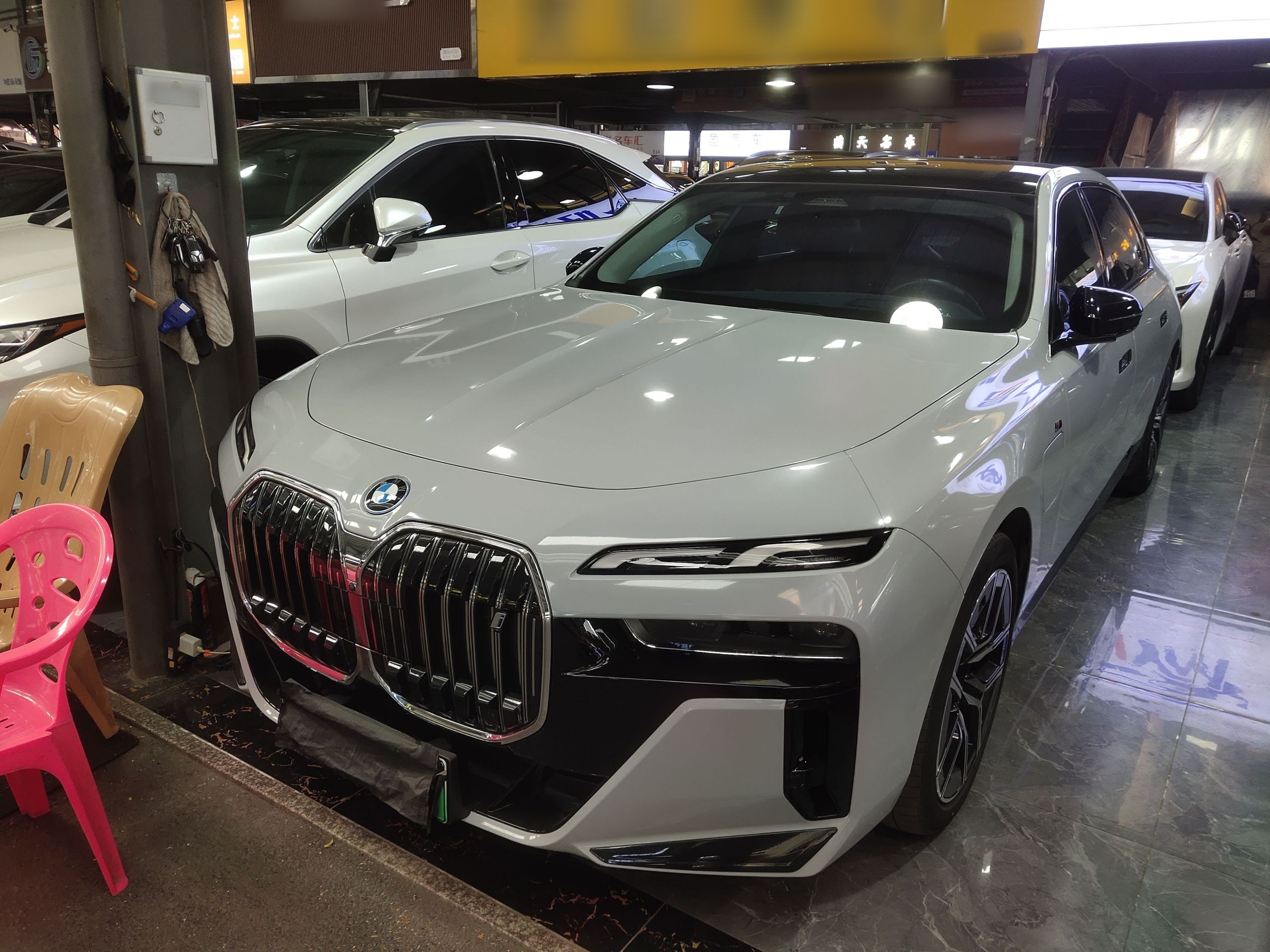 تحت مقدمة السيارة