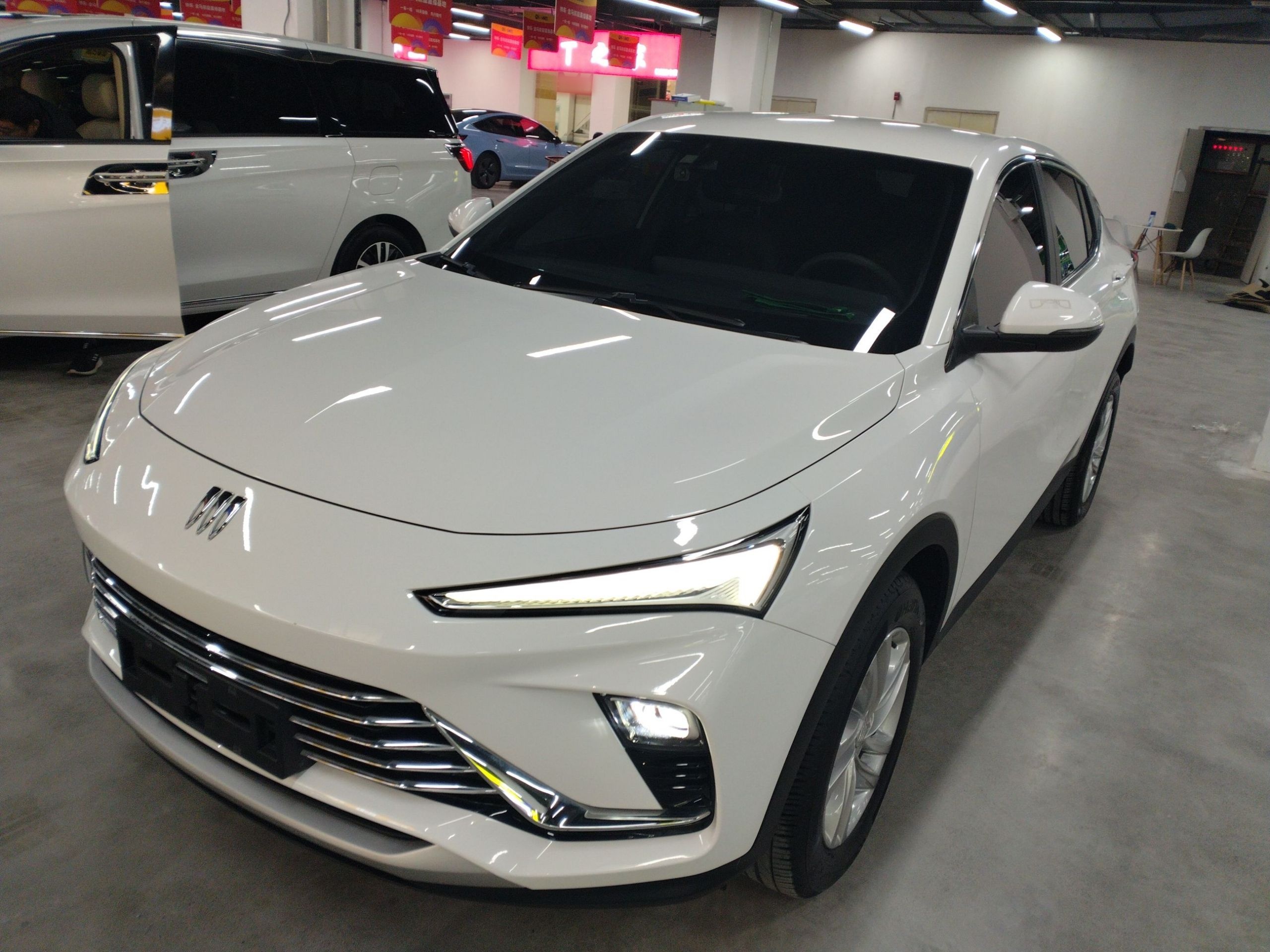 Под передней частью автомобиля