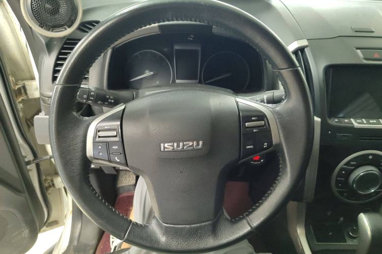 Used Isuzu D-MAX 2018 3.0T Four-Wheel Drive Automatic Ultra-Luxury Version 4JJ1-TC HI
