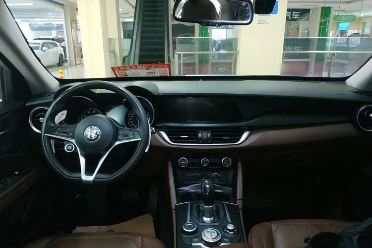 Used Alfa Romeo Stelvio 2017 2.0T 280HP Luxury Edition Center Console